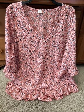 NWOT LIKE LOVE FLORAL PRING BLOUSE